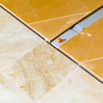Jak zamontować płytki ceramiczne na podłodze?