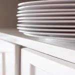 Detale, które robią różnicę: co między szafkami w białej kuchni?