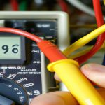 Diagnostyka problemów: jak znaleźć zwarcie w instalacji elektrycznej - krok po kroku
