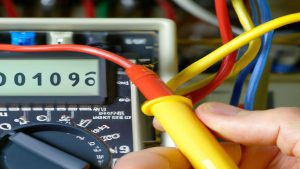 Diagnostyka problemów: jak znaleźć zwarcie w instalacji elektrycznej - krok po kroku