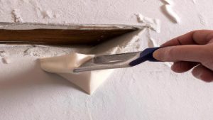 Domowe naprawy: jak załatać dziurę w ścianie?
