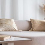 Elegancja w neutralnych tonach: beżowy salon - jakie dodatki wybrać, by podkreślić styl?