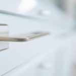 Jakie uchwyty do białych mebli kuchennych wybrać, by odświeżyć kuchnię?