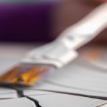 Sposoby na ukrycie uszkodzeń: jak zamaskować pękniętą płytkę?