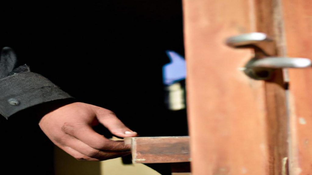 Szybka renowacja: jak naprawić dziurę w drzwiach?