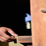 Szybka renowacja: jak naprawić dziurę w drzwiach?
