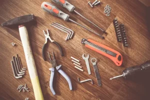 Jakie narzędzia są niezbędne na budowie